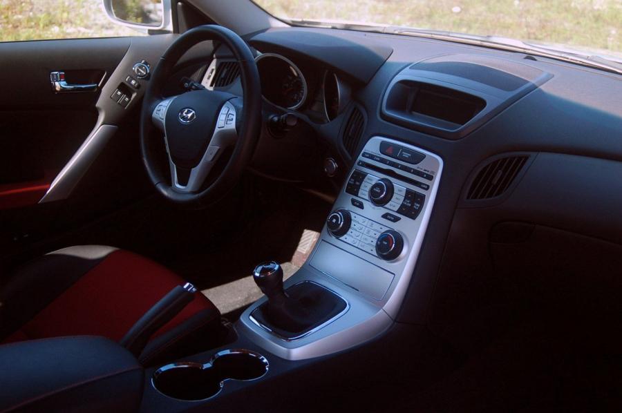  Hyundai Genesis Coupe 2.0T Track 2009 года  (фото 26 из 46)